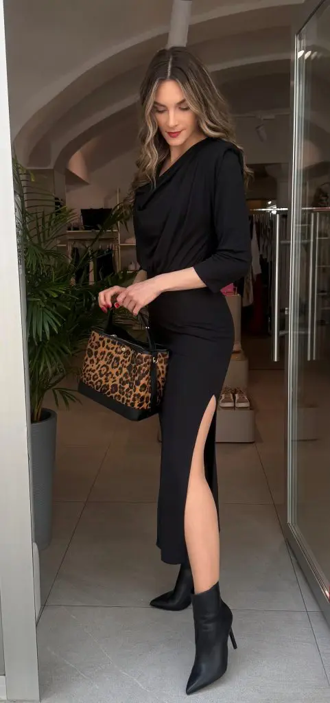 IMPERIAL FASHION - ČRNA OBLEKA Z STRUKTURIRANIMI RAMENI