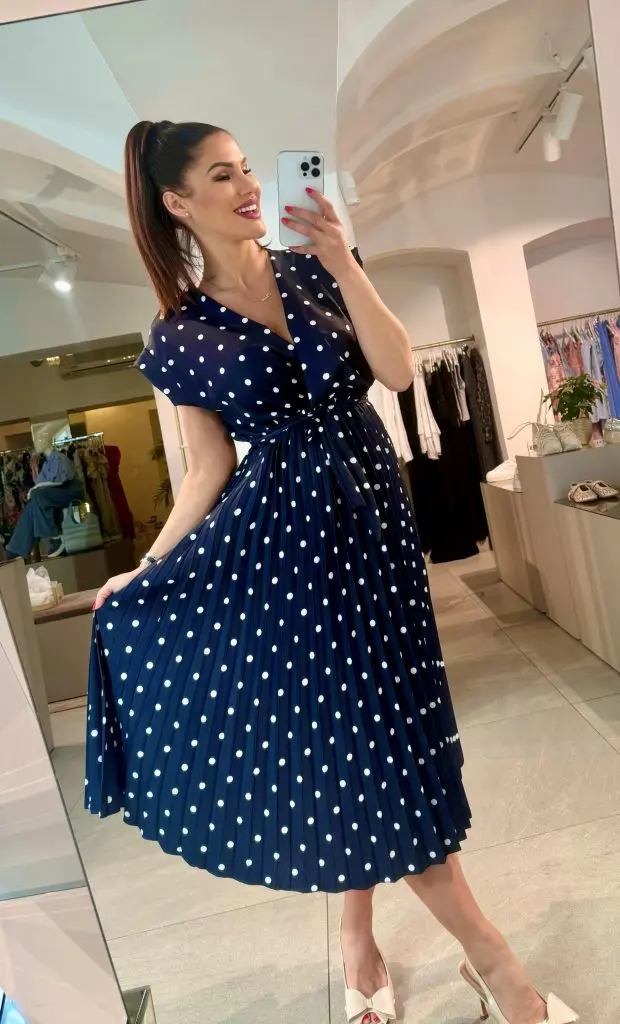 AMALFI - POLKA DOT PLISIRANA OBLEKA V TEMNO MODRI BARVI