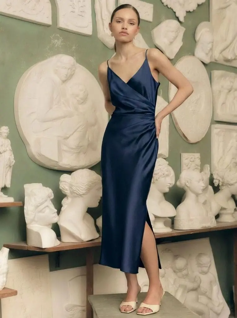 IMPERIAL FASHION - SATENASTA OBLEKA NA NARAMNICE V MODRI BARVI