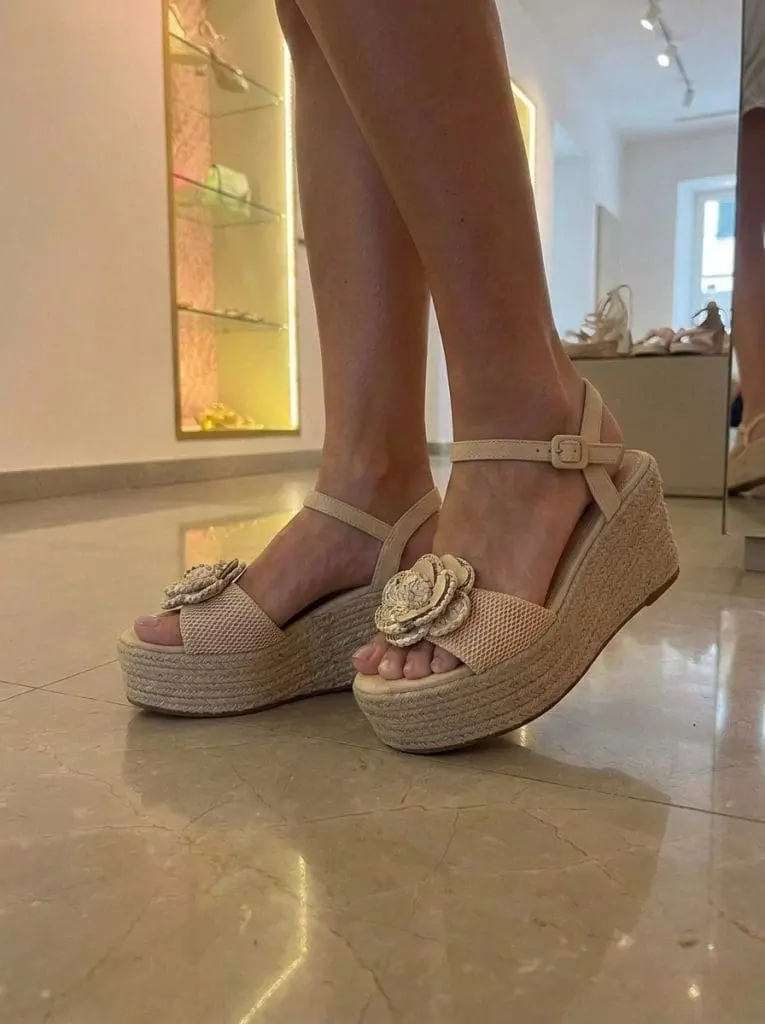 UDOBNI SANDALI S POLNO PETO V BEIGE BARVI
