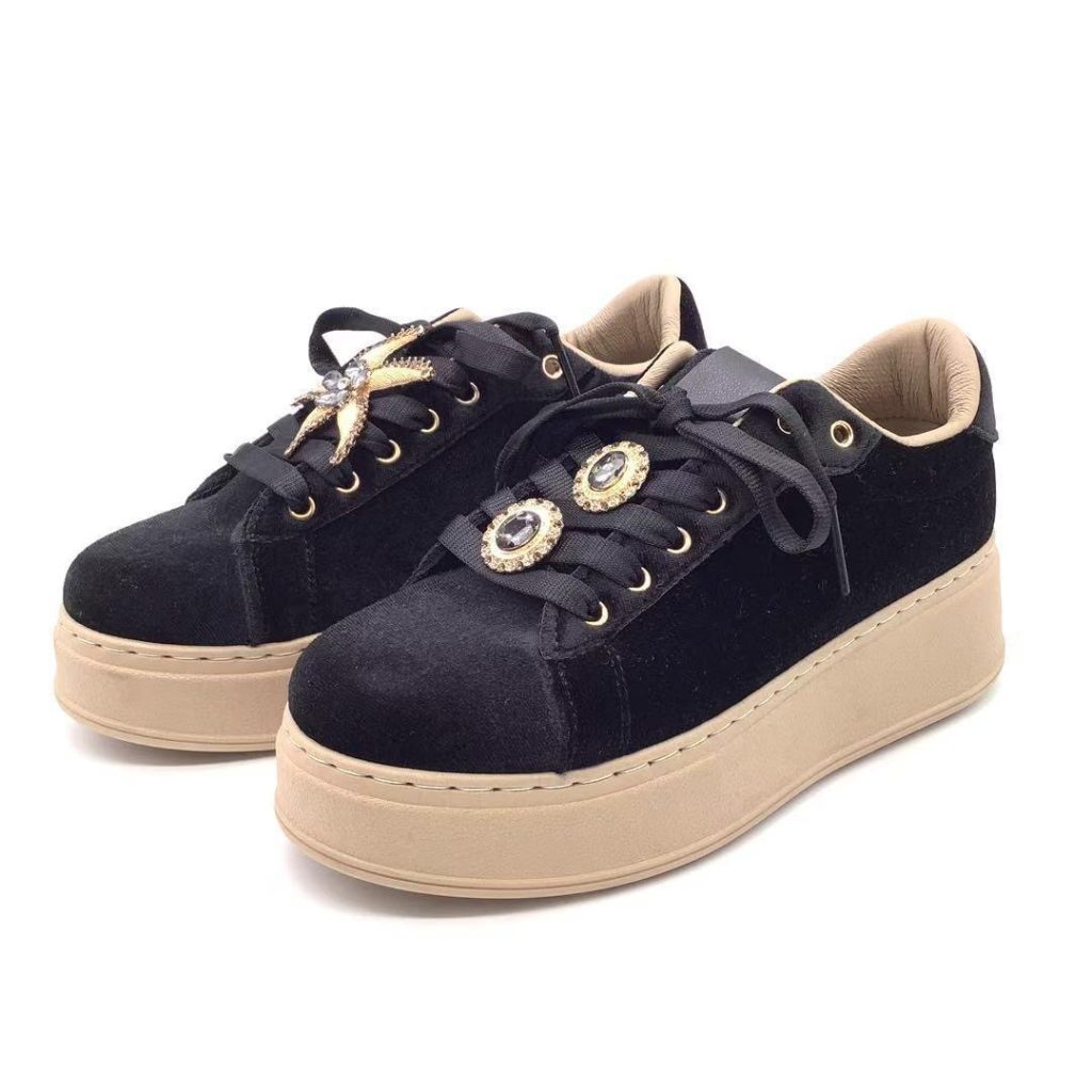 MEHKE IN UDOBNE VELVET SUPERGE V ČRNI BARVI