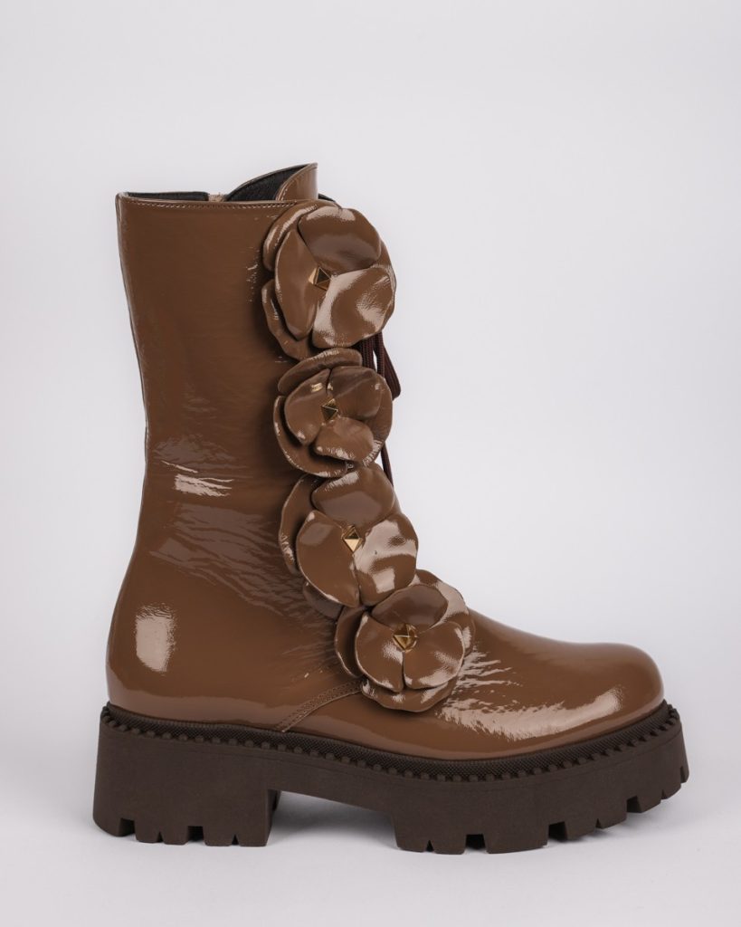 Usnjeni lak gležnarji v rjavi barvi